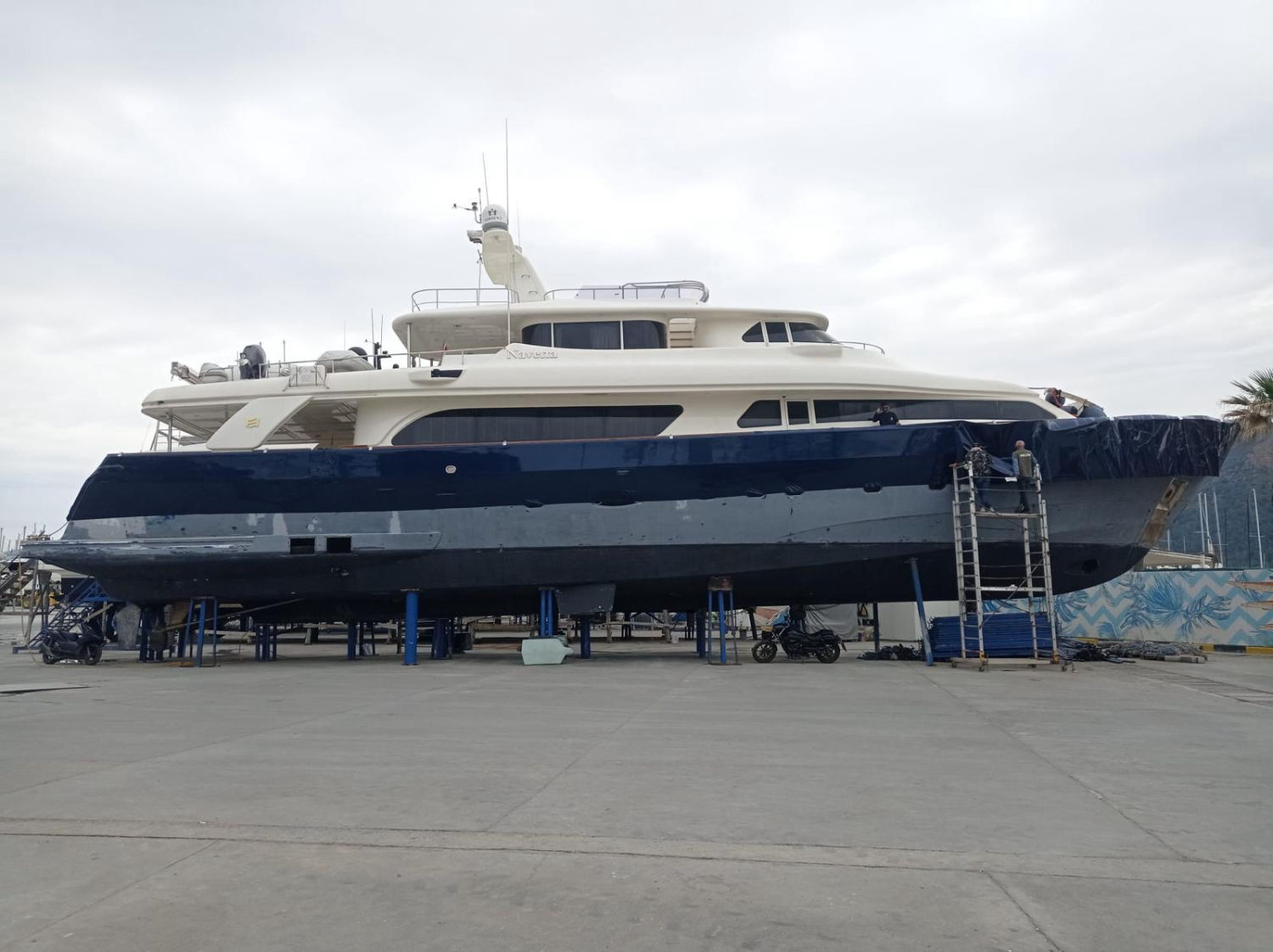 Ferretti Navetta 30m with midnight blue self-healing hydrophobic polyurethane hull wrap